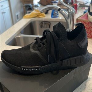 Adidas Originals Black Athletic Shoes Sleek Design